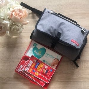 ❤️ Skip Hop Diaper Changing clutch. NWOT